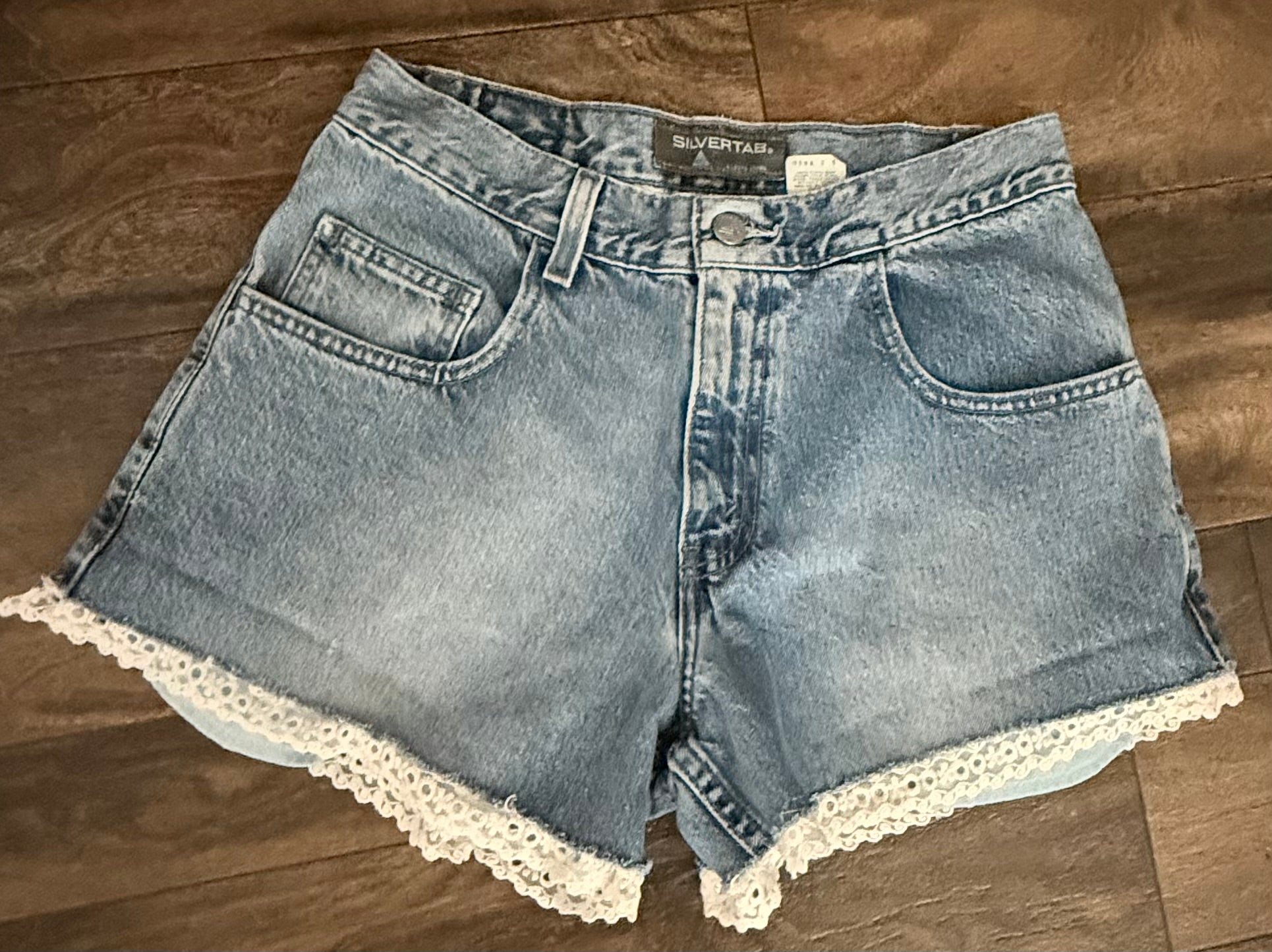SKYLER Y2K VINTAGE LEVI'S SHORTS
